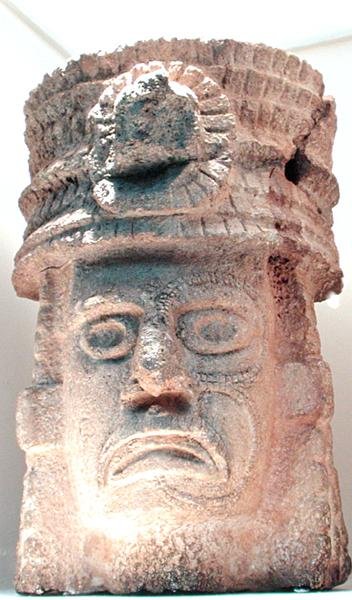 Figur som bär en fjäderhatt, 500-800 e.Kr av Mayan