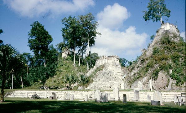 Förgård med stel och tempelhög, c.100 f.Kr.-900 e.Kr av Mayan