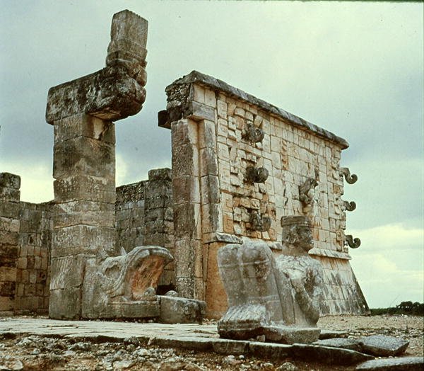 Krigarnas tempel, befjädrad ormkolonn av Mayan