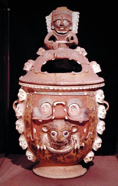 Urna med lock, från Guatemala, Classic Period, 600-950 (terrakotta) av Mayan