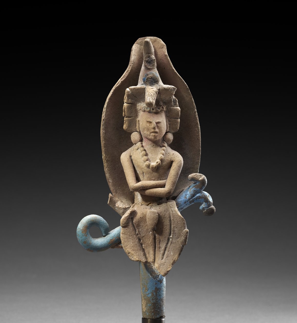 Majsgud i majsskal, AD 600-900 (lergods med spår av polykromt pigment) av Mayan