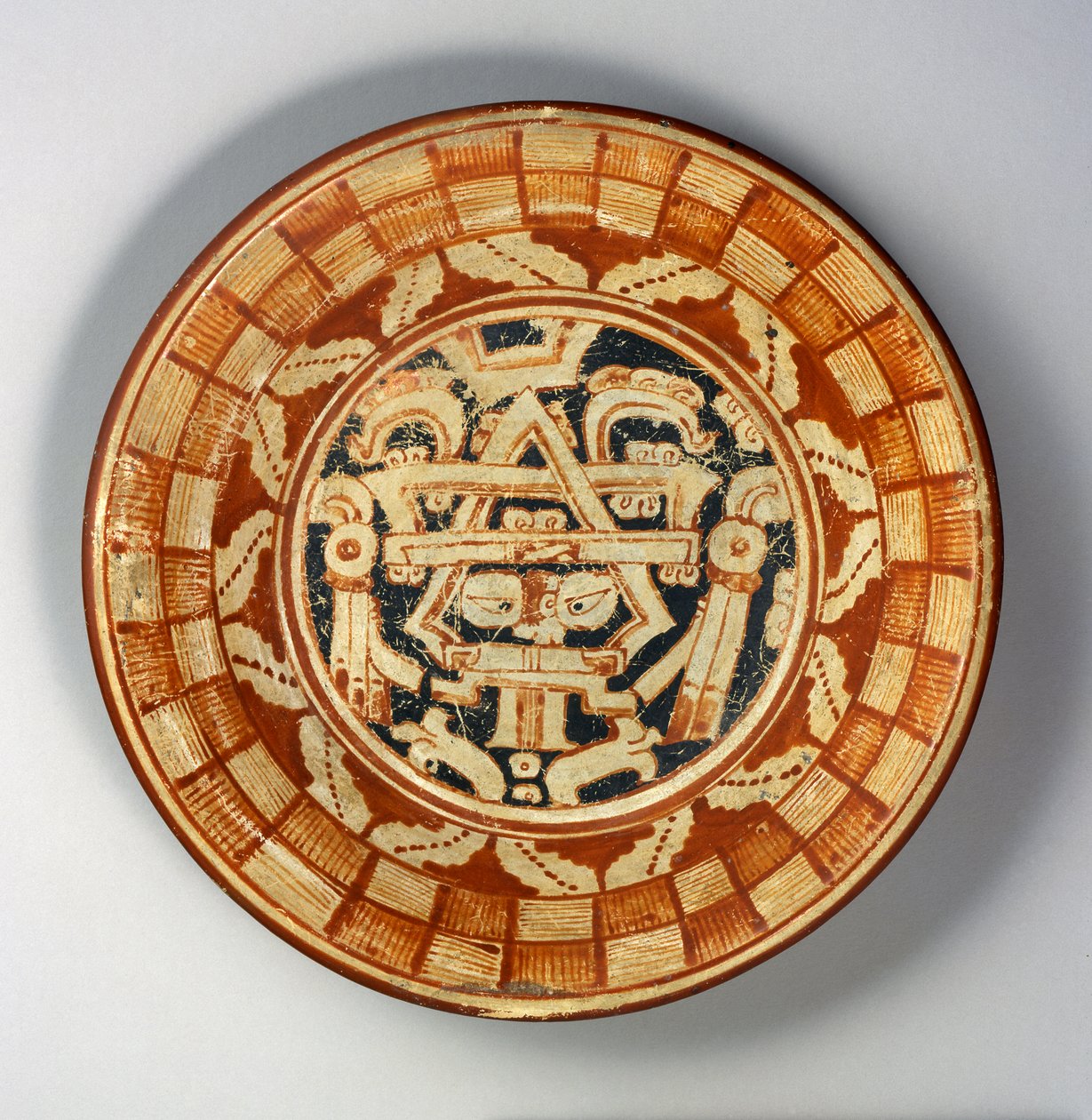 Tallrik, c.600-800 (keramik med röd, orange och svart på vit slipfärg) av Mayan
