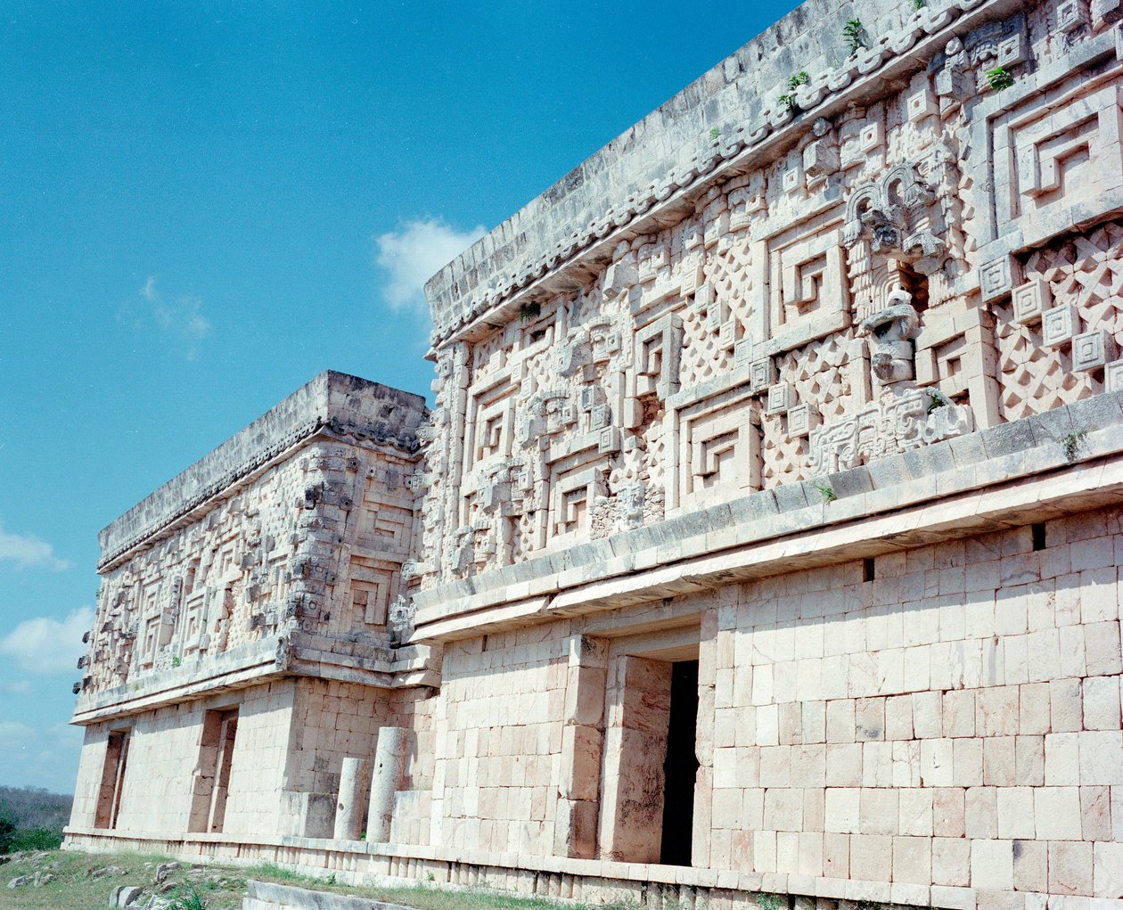 Pre-columbiansk civilisation: utsikt över platsen för Uxmals antika mayahuvudstad, Puuc-stil. Norra Yucatan 600-900 e.Kr.: spåmannens pyramid. Mexiko av Mayan