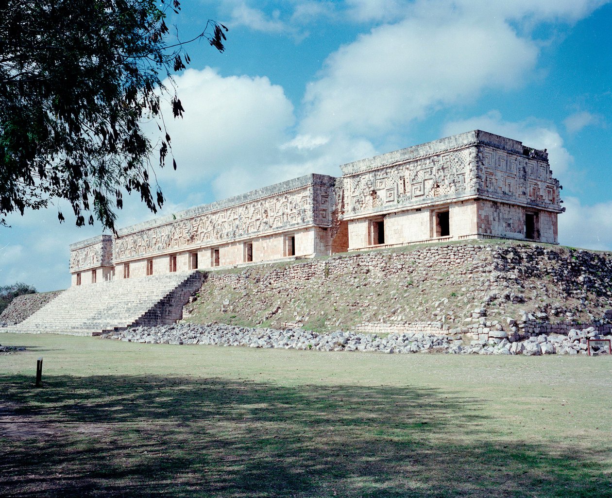 Pre-columbiansk civilisation: utsikt över platsen för Uxmals antika mayahuvudstad, Puuc-stil. Norra Yucatan 600-900 AD: spåmannens pyramid. Mexiko av Mayan