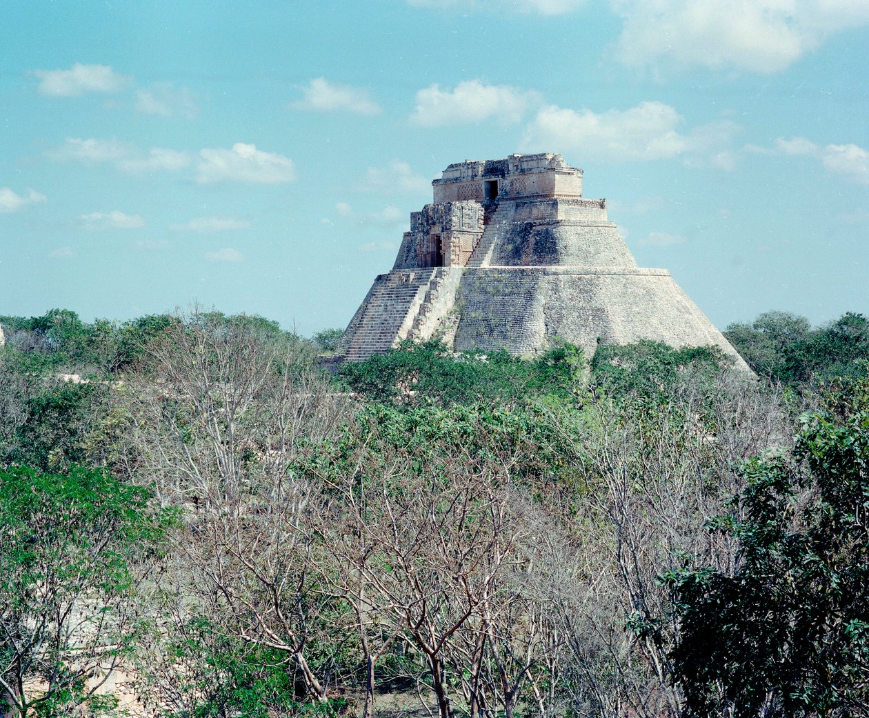 Pre-columbiansk civilisation: utsikt över det övre templet på platsen för Uxmals antika mayahuvudstad, Puuc-stil. Norra Yucatan 600-900 e.Kr. Mexiko av Mayan