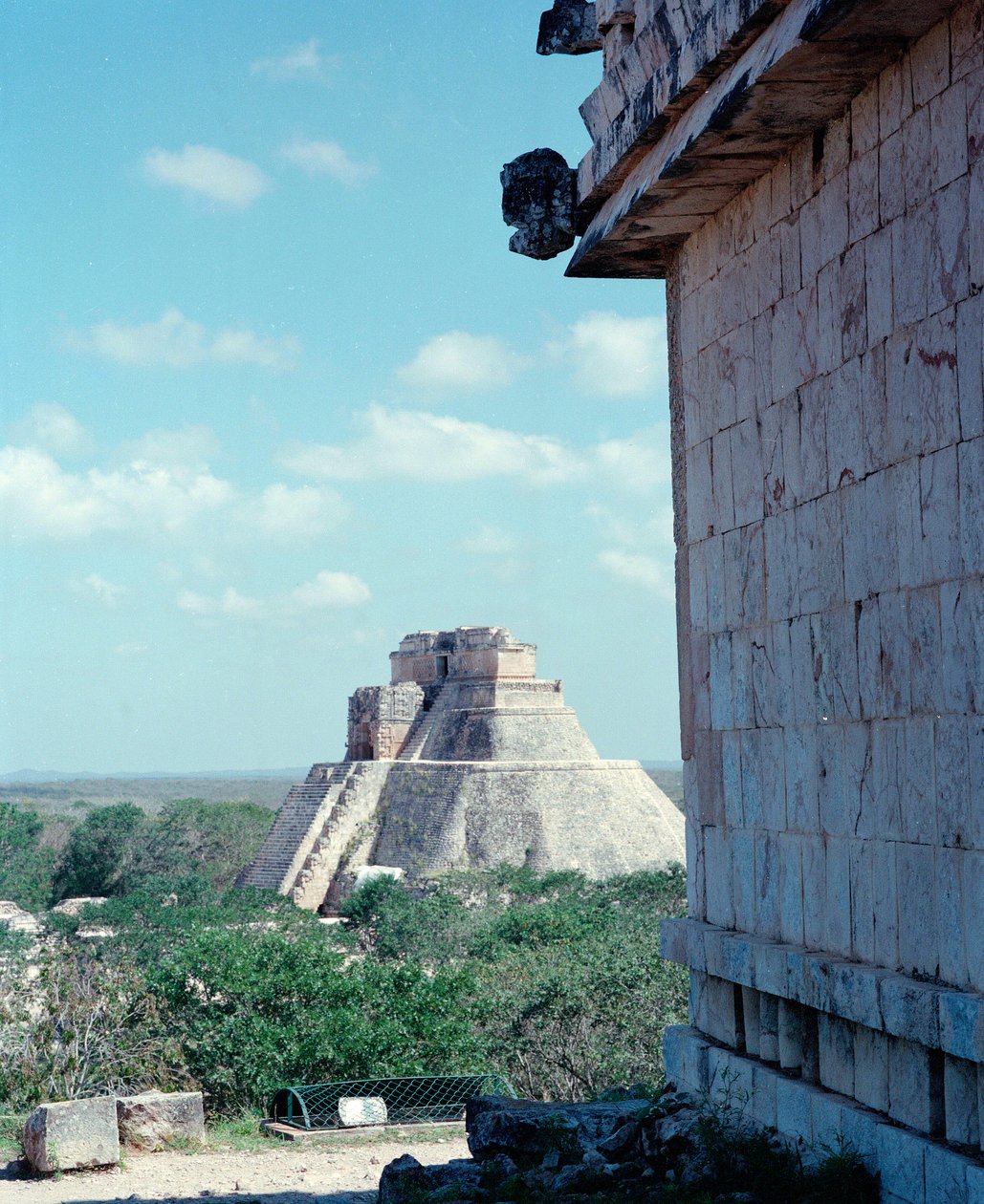 Pre-columbiansk civilisation: utsikt över det övre templet på platsen för Uxmals antika mayahuvudstad, Puuc-stil. Norra Yucatan 600-900 e.Kr. Mexiko av Mayan