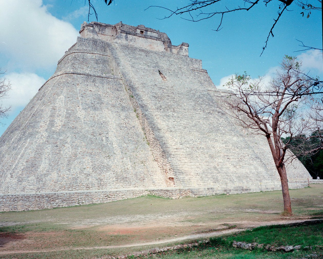 Pre-columbiansk civilisation: utsikt över det övre templet på platsen för Uxmals antika mayahuvudstad, Puuc-stil. Norra Yucatan 600-900 e.Kr. Mexiko av Mayan