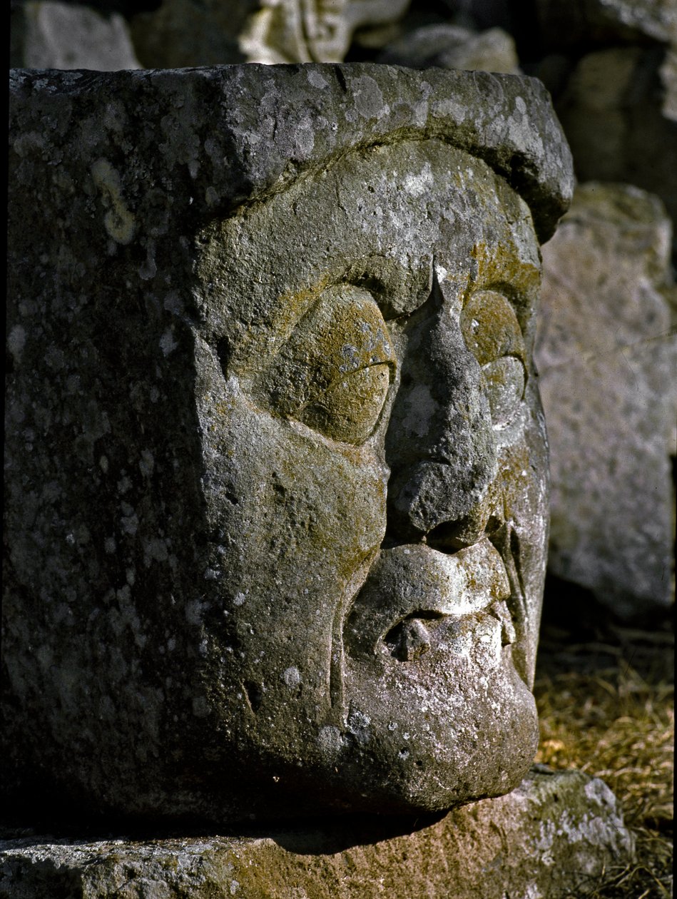 Stenskulptur av ett manhuvud från östra akropolis av Mayan