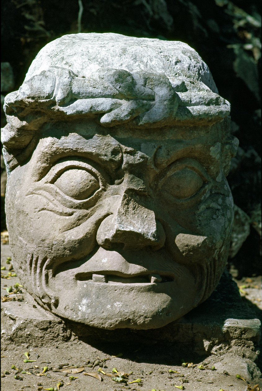 Stenskulptur av en gammal mans huvud som kallas den gamle mannen från Copan, tempel 11 av Mayan