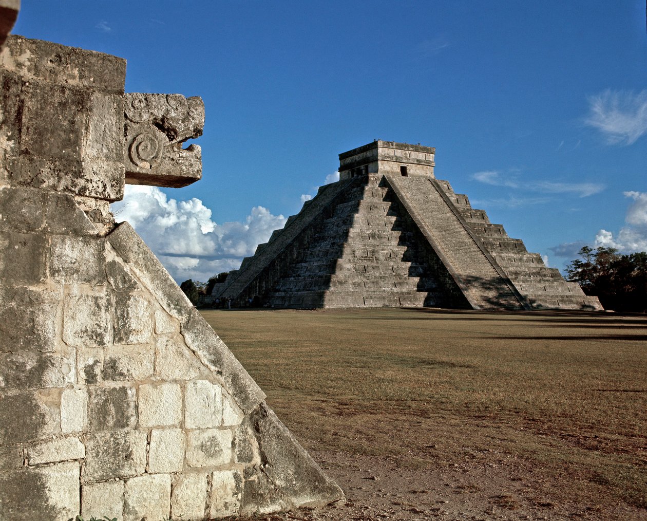 Den stora bollplanen och castillo, 750-1200 av Mayan
