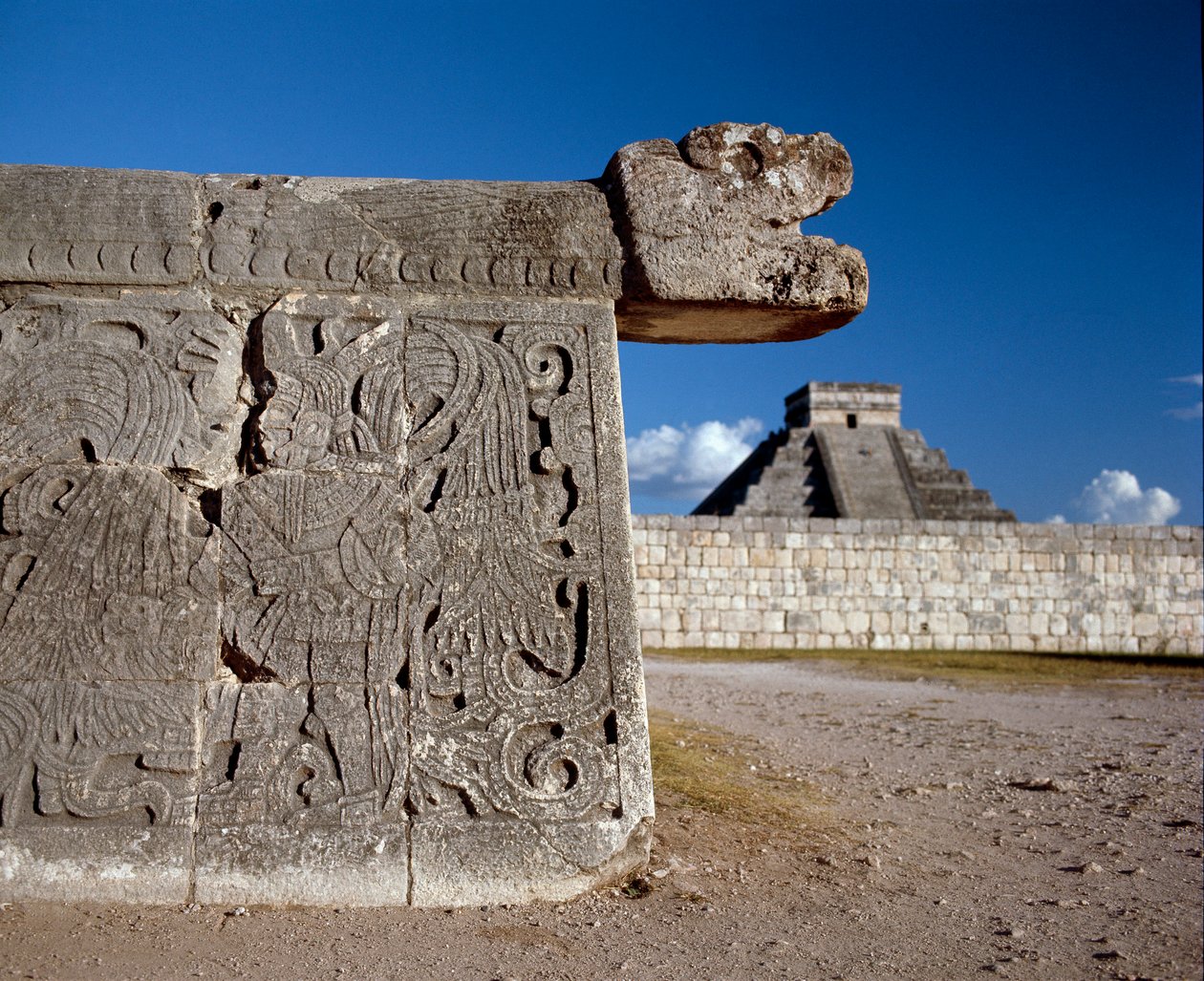 Den stora bolllekplatsen och i bakgrunden castillo, 750-1200 av Mayan