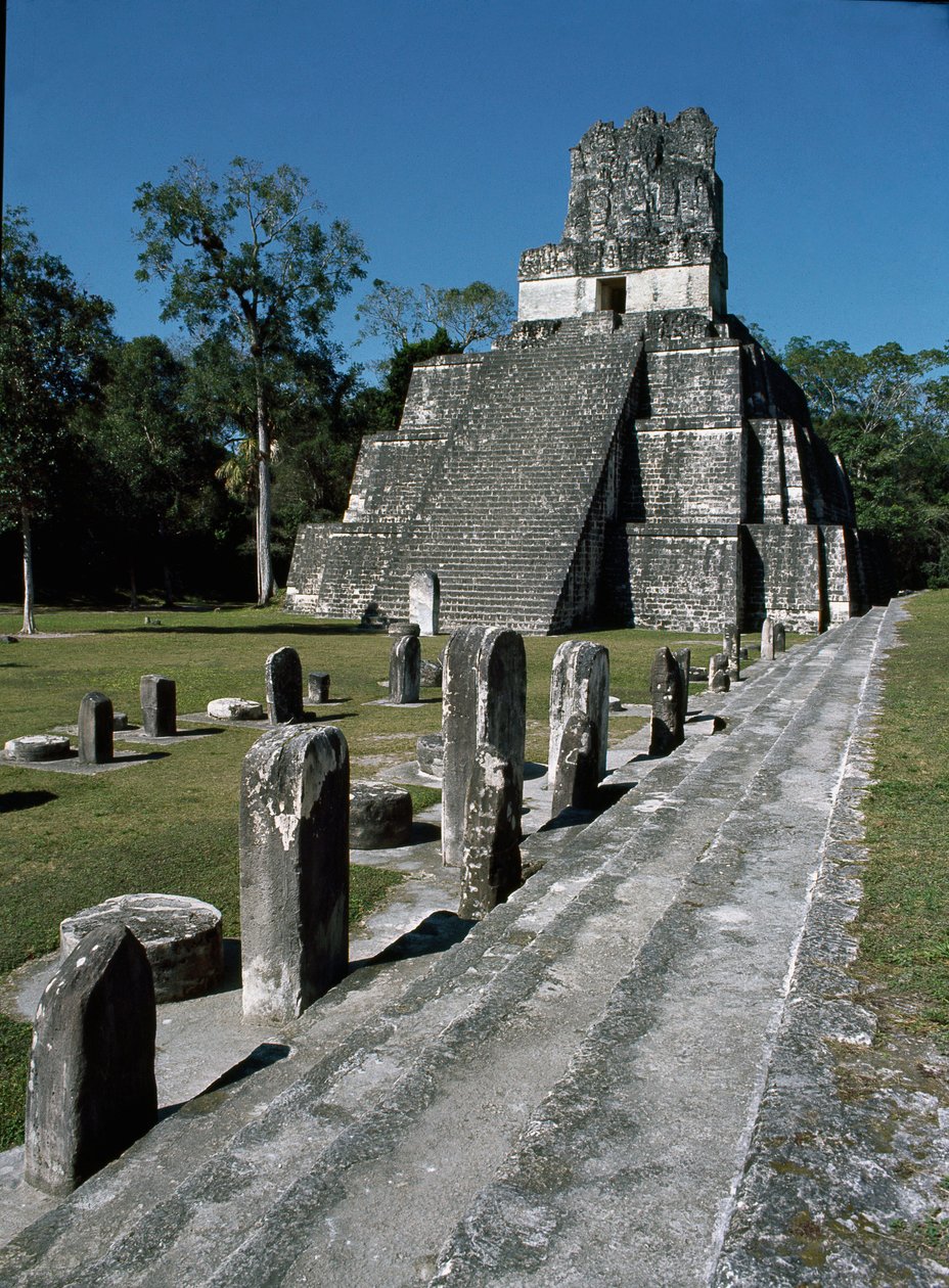 Vy över tempel II eller masktemplet Tikal, 7:e till 800-talet av Mayan