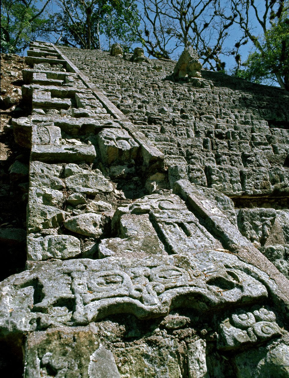 Vy över den hieroglyfiska trappan, 743 e.Kr av Mayan