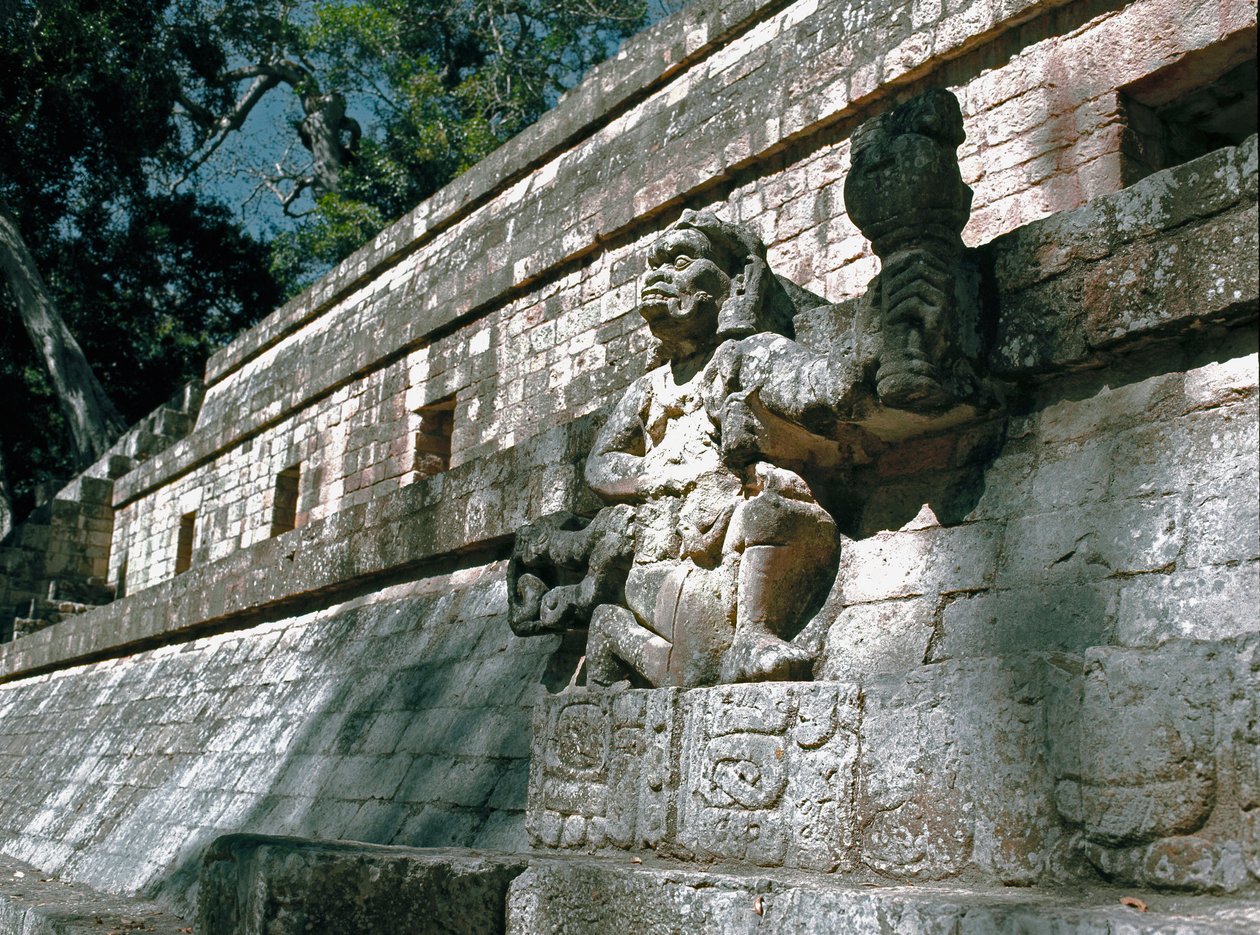 Utsikt över väggen på Akropolis med skulpturer av härskare av Copan, klassisk period 7-700-talet av Mayan