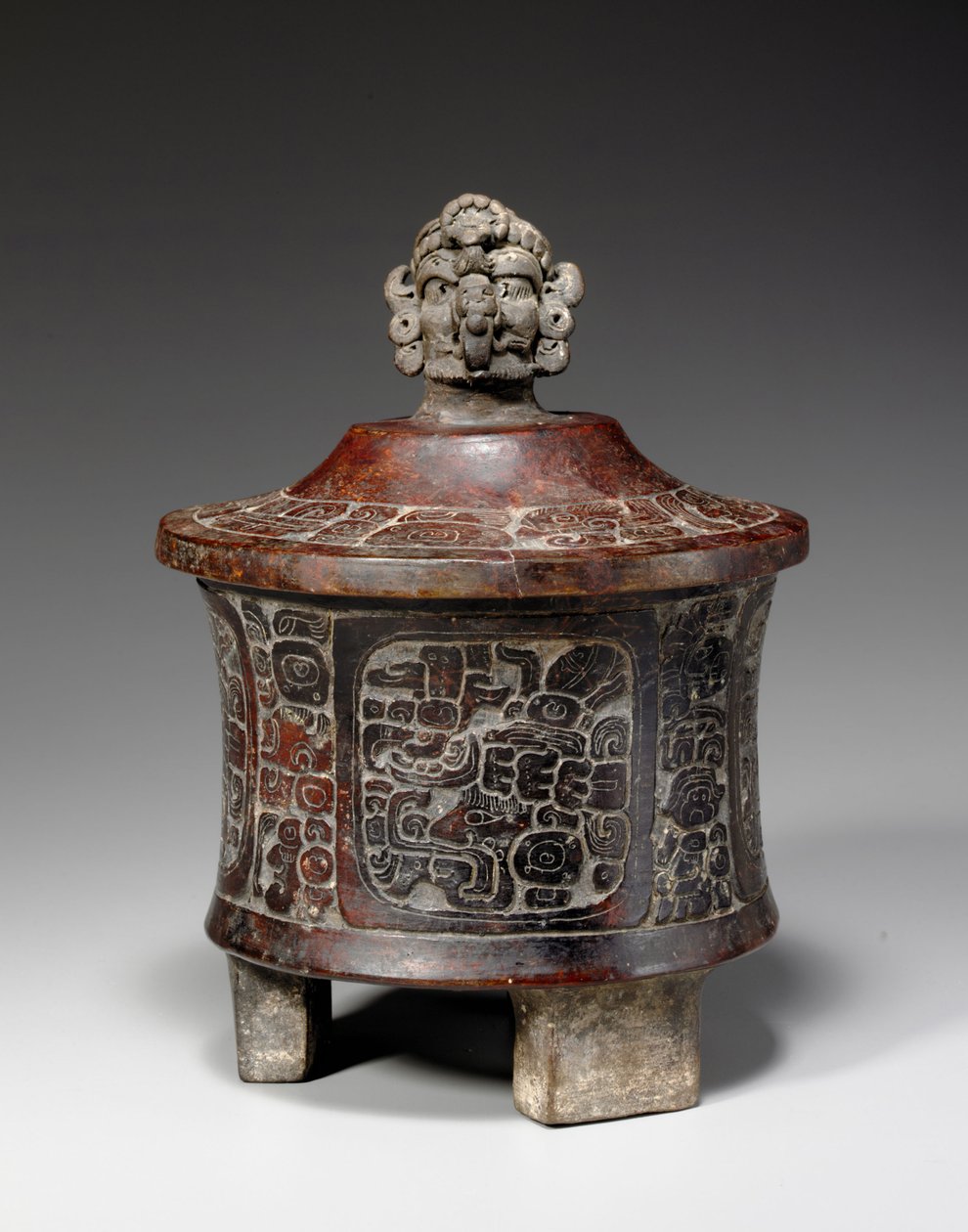 Ett Maya-lock och snidat stativkärl, ca 250-450 av Mayan Mayan