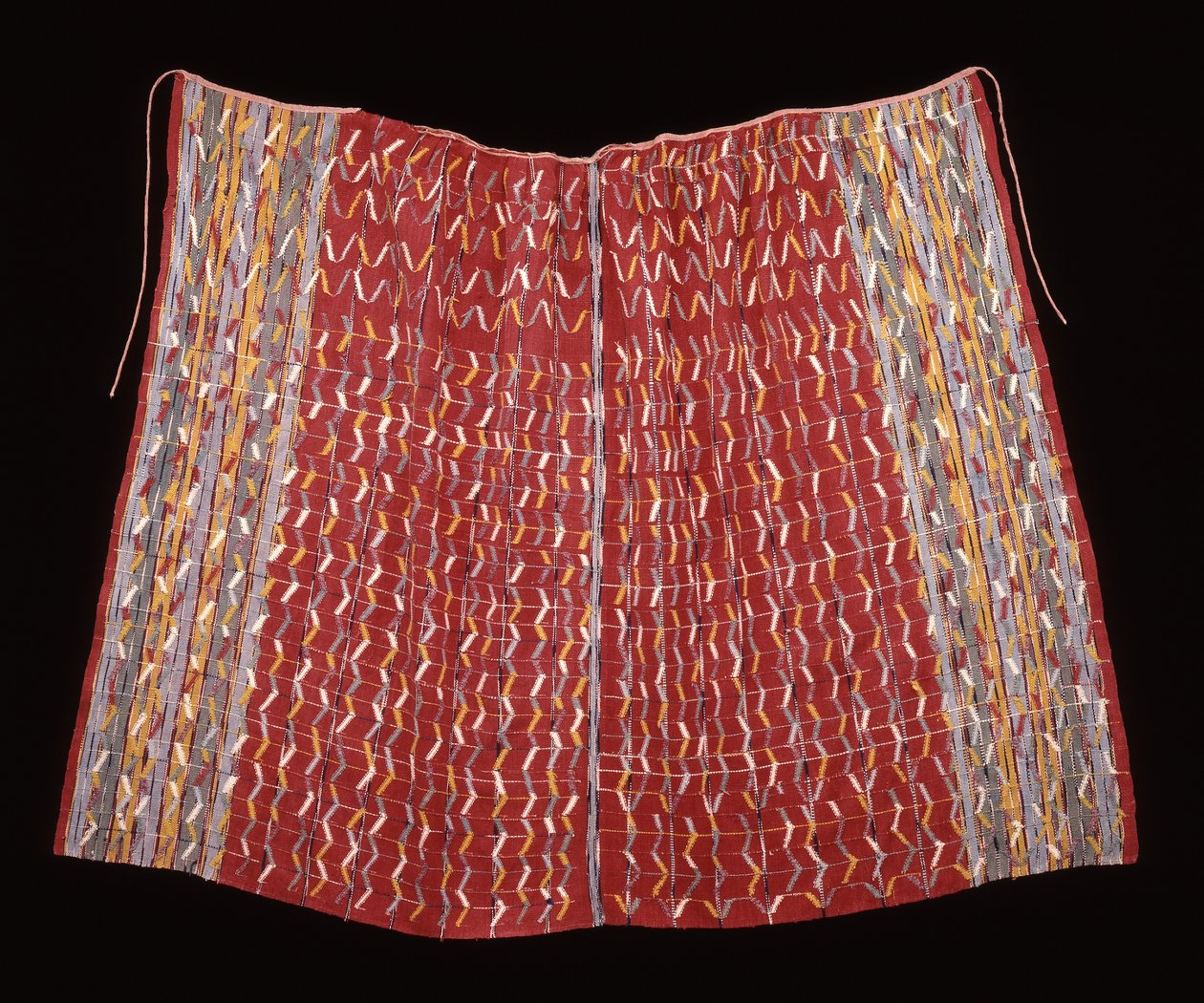 Cofradia-kappe, möjligen för helgonfiguren, ca 1920-1940 (bomull; slät väv med varpvändning med varpränder och varpikat och kompletterande väftmönster) av Mayan Mayan