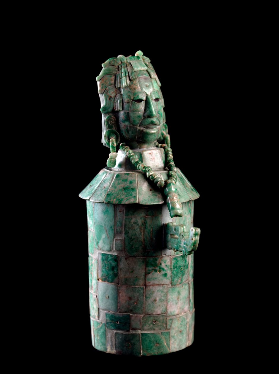 Cylindrisk vas med jadeitmosaik, locket är ett manshuvud som bär en fjäderhuvudbonad. Från Tikal, ca. 250 till 900 av Mayan Mayan