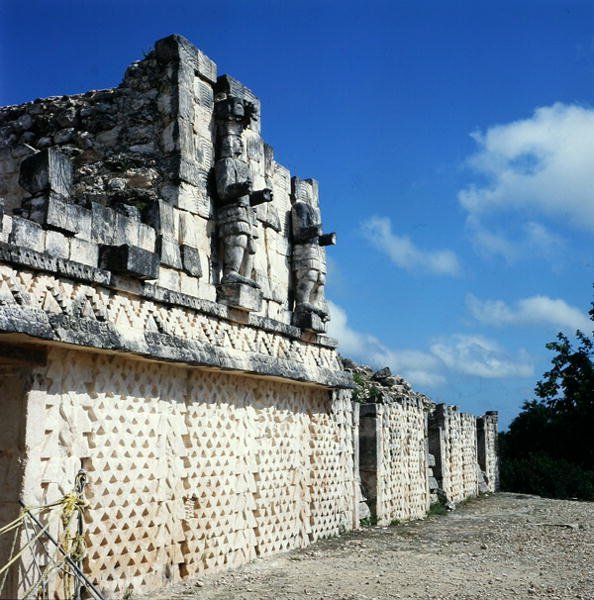 Detalj av den bakre fasaden av Maskpalatset, sen klassisk period (600-900 e.Kr.) (foto) (se även 238296) av Mayan Mayan