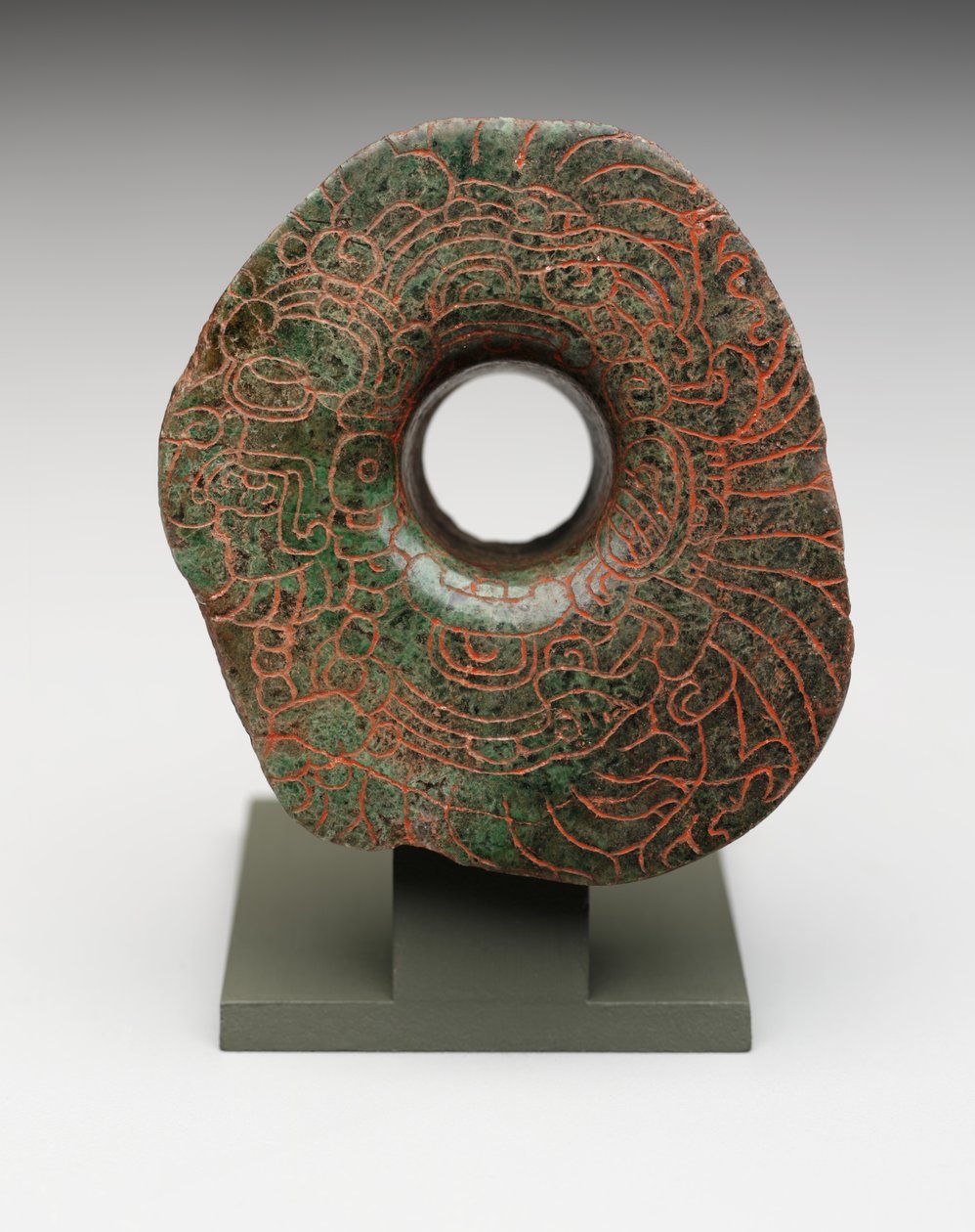Öronbloss med inskuren bild av huvudfågelguden, ca 300-500 (jadeit) av Mayan Mayan