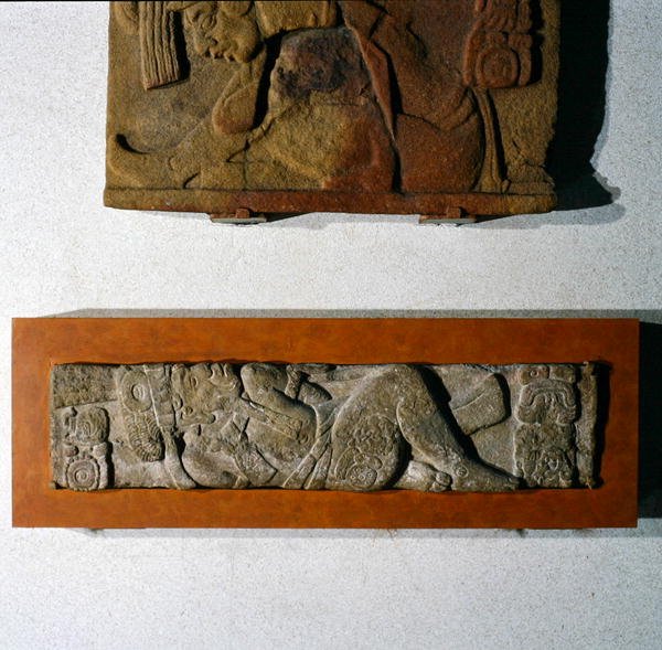 Lintel 27 från Tonina, Chiapas, Mexiko, sen klassisk period (600-900 e.Kr.) (sten) av Mayan Mayan