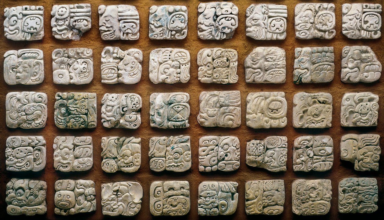 Maya-kalender (320-1697) sammansatt av olika glyfer (graverade stenar) av Mayan Mayan