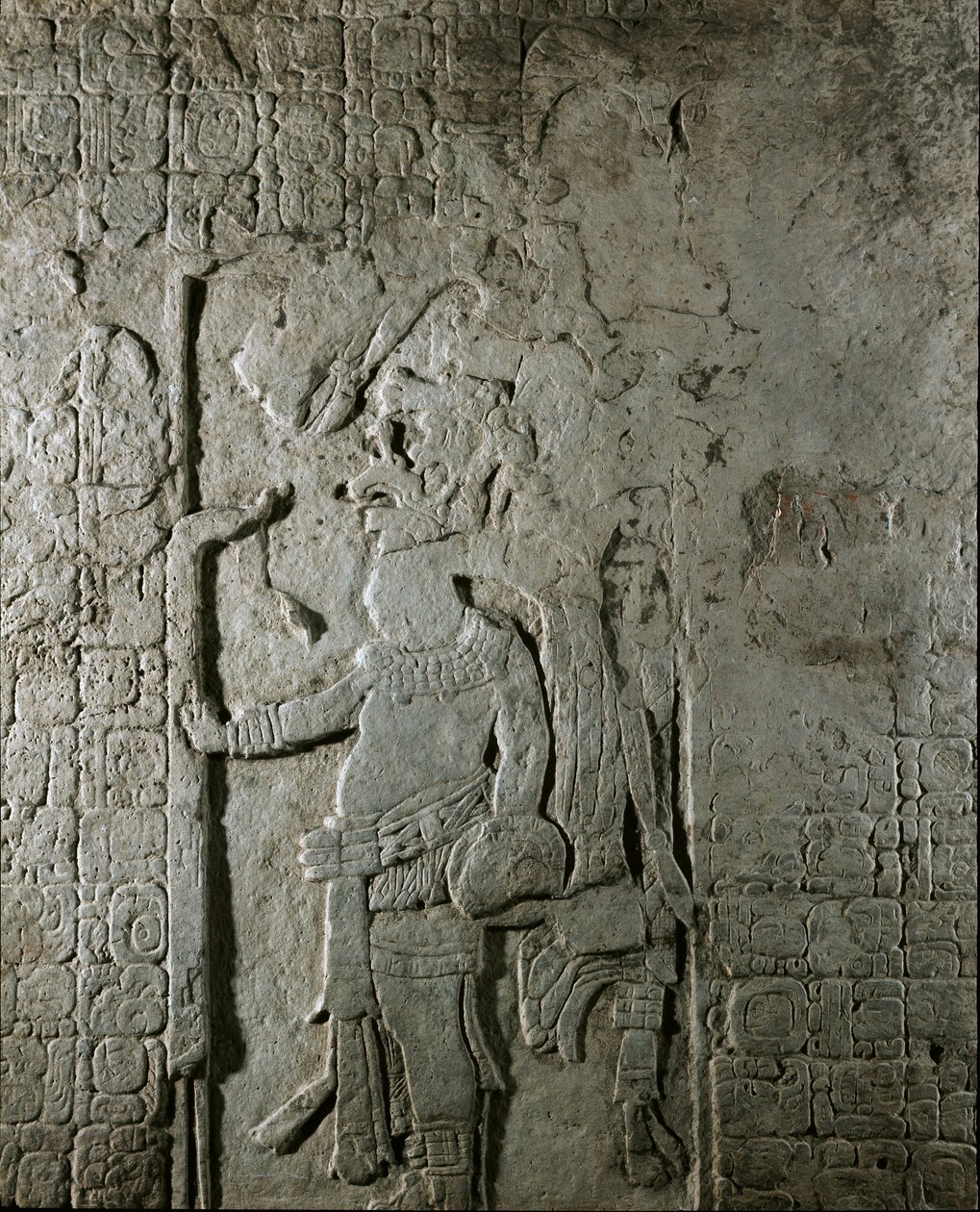 Mayakonst: panel n. 1 från Maya-platsen El Cayo (mellan 600 och 800) som representerar en karaktär omgiven av inskription i hieroglyfer med hänvisning till astronomiska beräkningar. Privat samling av Mayan Mayan