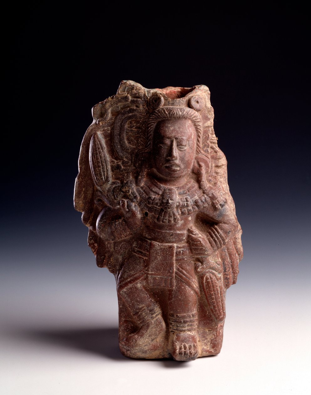 Antropomorf lerstatyett som representerar en gudinna som är förknippad med majsen har funktionen av visselpipa. från Alta Verapaz, Guatemala. Dämpa. 23,5 x 14,5 cm Guatemala City, Arc National Museum av Mayan Mayan