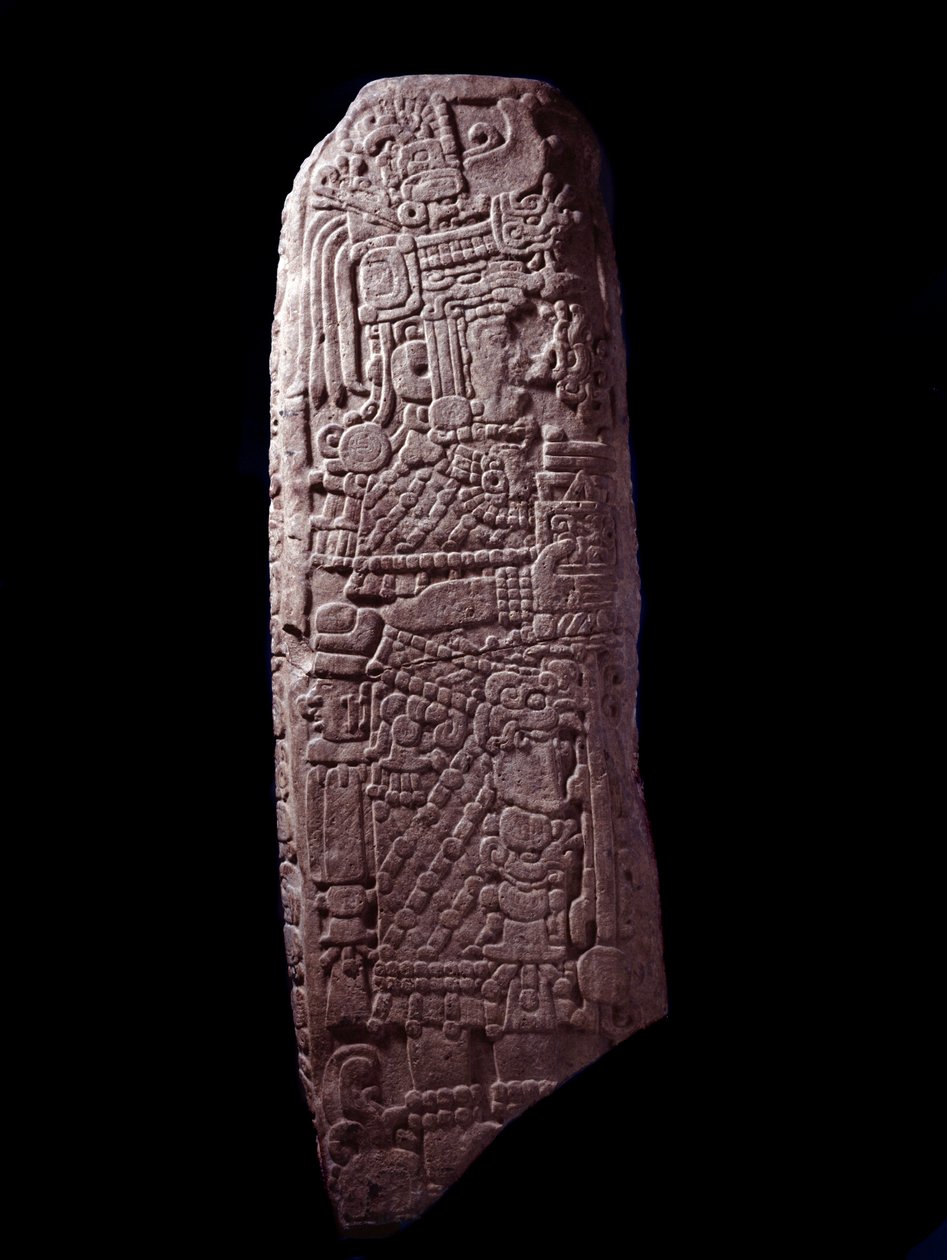 Precolombiansk konst, Maya-civilisation, initial klassisk period: stenstele 5 från El Zapote, Peten, Guatemala. Sol. h. 127 cm Guatemala, Museo Nazionale di Archeologia e Etnologia - Förcolumbiansk konst, Maya-civilisationen, klassisk period (ca 250 till 9 av Mayan Mayan