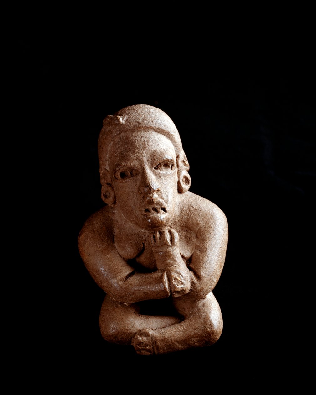 Precolombiansk konst, Maya-civilisation, förklassisk period: lerstatyett föreställande en kvinna som sitter, armar och ben i kors. från San Agustin Acasaguastlan El Progeso, Guatemala. Dämpa. 10,7 cm Guatemala City, Museo Nazionale di Archeologia e Etnolog av Mayan Mayan