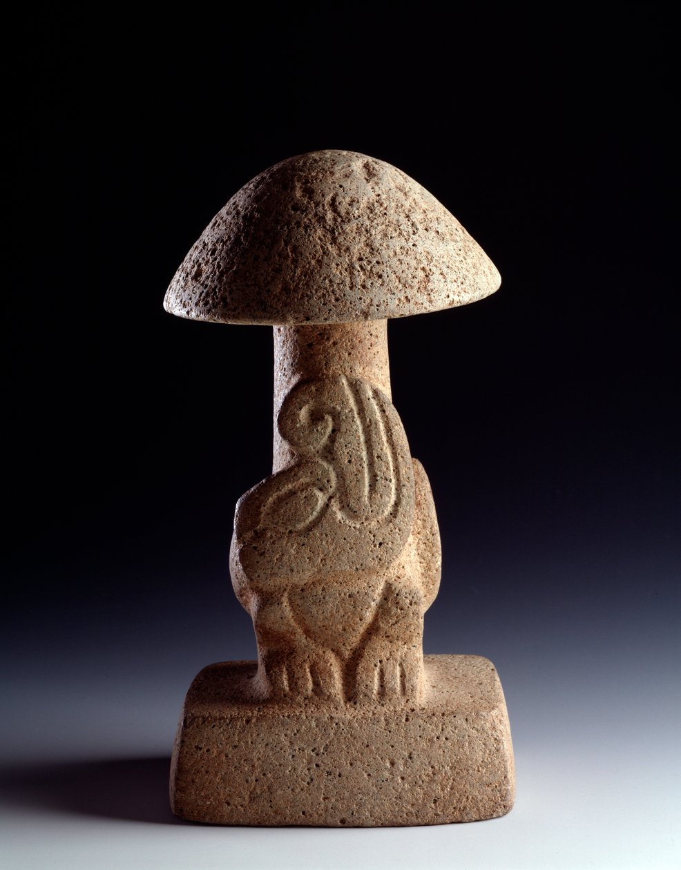 Precolombiansk konst, Maya-civilisation, förklassisk period: basaltskulptur i form av en svamp med representation av en stiliserad orm. från Kaminaljuyu, Guatemala. Dämpa. 28,5 x bredd 15,8 cm Guatemala, Museo Nazionale di Archeologia e Etnologia av Mayan Mayan