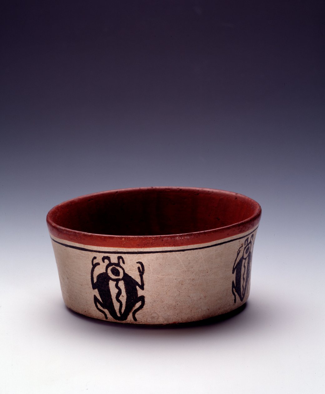Precolombiansk konst, Maya-civilisation, klassisk period: skärande polykrom lera av svarta coleopteres. Från Peten, Guatemala sön. h. 5,8 x diam. 12,6 cm Guatemala, Museo Nazionale di Archeologia e Etnologia - Förcolumbiansk konst, Maya Civilization, Cl av Mayan Mayan