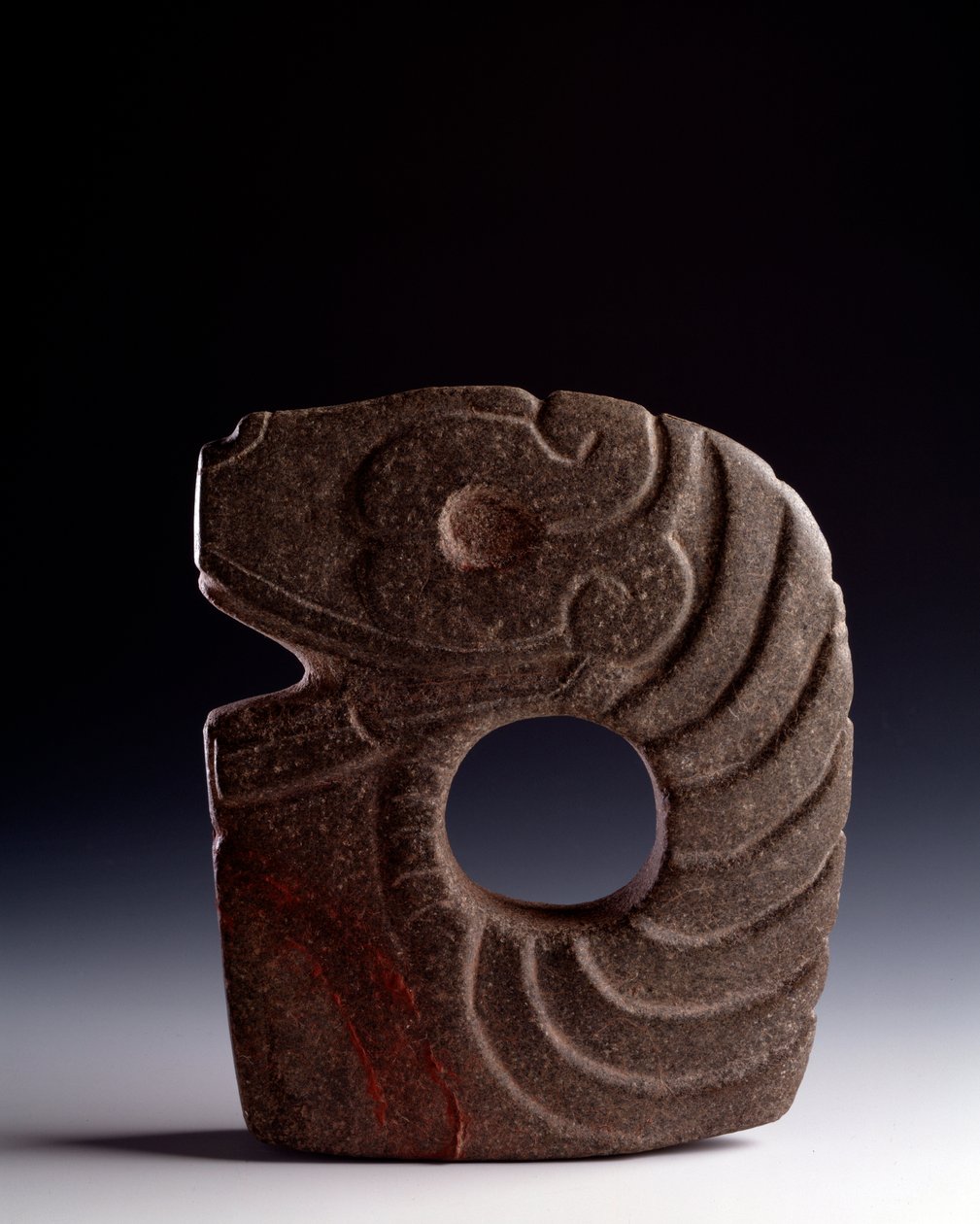 Precolumbian konst, Maya civilisation, klassisk period: zoomorphic yxa i huggen sten som representerar en stiliserad orm. från Bolivia, Escuintla, Guatemala. Dämpa. 25 x bredd 21 cm Guatemala, Nationalmuseet för arkeologi och etnologi - förcolumbiansk kons av Mayan Mayan