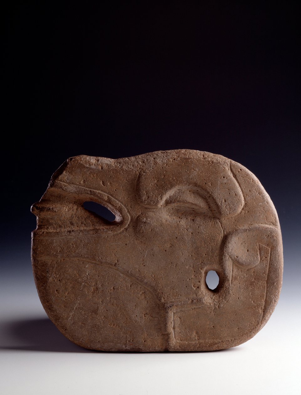 Pre-columbiansk konst, Mayacivilisation, klassisk period: zoomorfisk yxa i huggen sten som representerar huvudet på ett rådjur. Dämpa. 26,5 x bredd 19,5 cm Guatemala, Museo Nazionale di Archeologia e Etnologia av Mayan Mayan