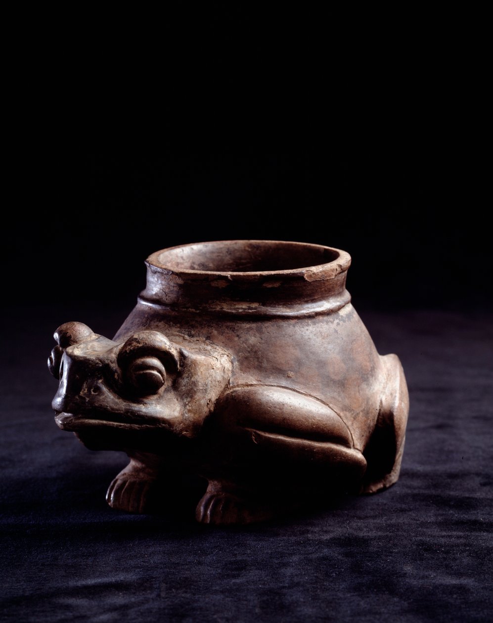 Precolombiansk konst, Mayacivilisation, sista klassiska perioden: zoomorf lervas i form av en groda (eller sköldpadda). Från La Lagunita, Quiche, Guatemala Dim. h. 11 x diam. 8,5 cm Guatemala, Museo Nazionale di Archeologia e Etnologia - Förcolumbiansk kon av Mayan Mayan