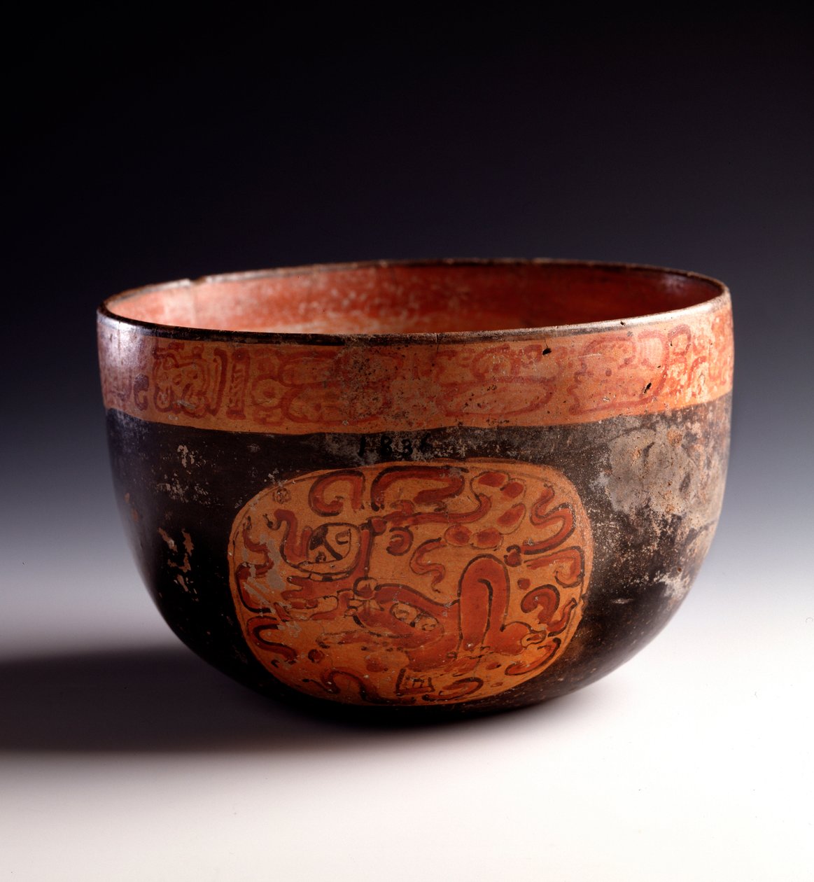 Precolombiansk konst, Maya-civilisation, sen klassisk period: skärande polykrom lerdekor av glyfer. Från Uaxactun, Quiche, Guatemala Sun. h. 12,5 x diam. 18,5 cm Guatemala, Museo Nazionale di Archeologia e Etnologia - Förcolumbiansk konst, Maya Civilizati av Mayan Mayan