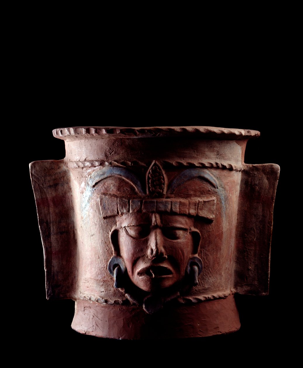 Precolumbian konst, Maya civilisation, sen klassisk period: cylindrisk gravurna av lera dekorerad med ett mänskligt ansikte. Från Quiche, Guatemala. Sol. h. 38,5 x diameter. 39,5 cm Guatemala, Nationalmuseet för arkeologi och etnologi - förcolumbiansk kons av Mayan Mayan