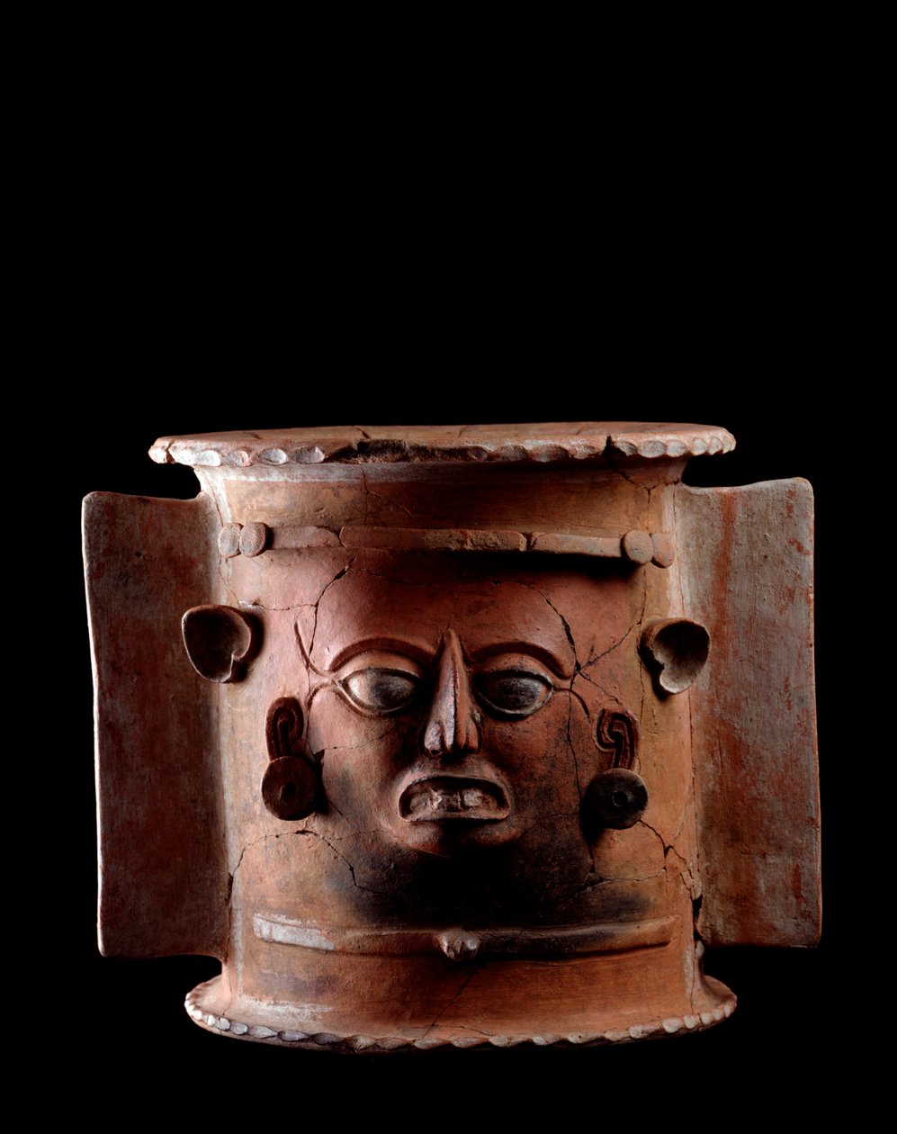 Precolombian konst, Maya civilisation, sen klassisk period: cylindrisk begravningsurna av lera dekorerad av ett mänskligt ansikte. Från Quiche, Guatemala. Sol. h. 33,5 x diam. 33 cm Guatemala, Museo Nazionale di Archeologia e Etnologia - Förcolumbiansk kon av Mayan Mayan