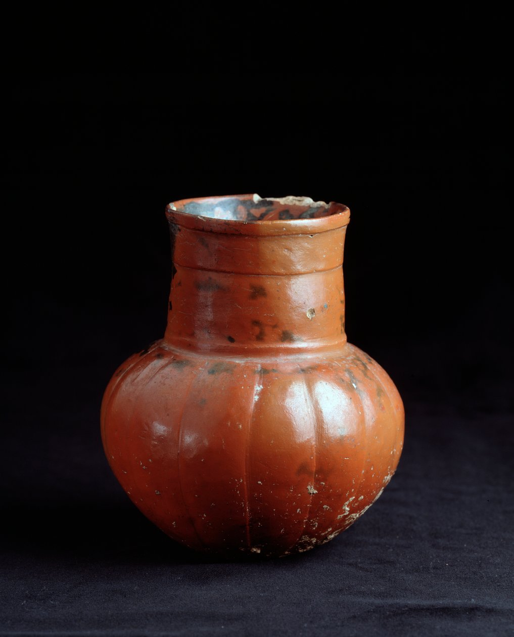 Förcolumbiansk konst, Mayacivilisation, postklassisk period: lerburk. Från Los Cerritos, Chicaj, Quiche, Guatemala Sun. h. 17,5 x diameter. 9 cm Guatemala, Nationalmuseet för arkeologi och etnologi av Mayan Mayan