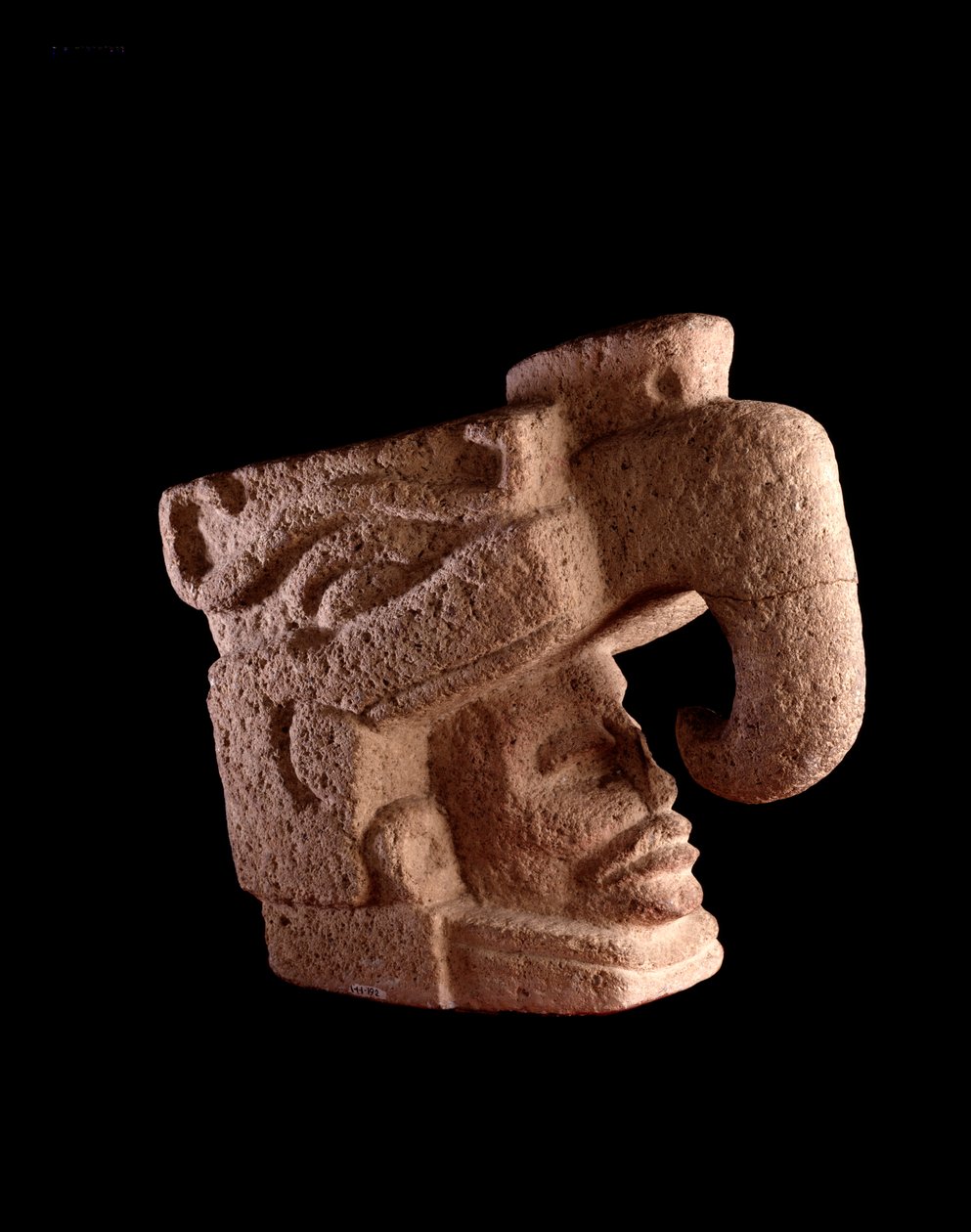 Precolombiansk konst, Mayacivilisation, förklassisk period: stenskulptur som visar en mans huvud som reser sig från munnen på en zoomorf gud som liknar den himmelska fågeln. Dämpa. 38 x bredd. 46 cm Guatemala, Museo Nazionale di Archeologia e Etnologia - P av Mayan Mayan