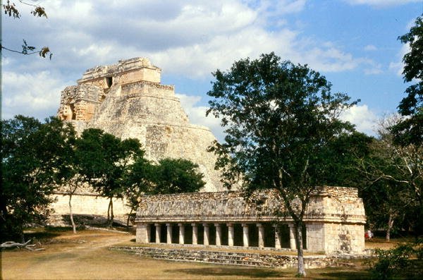 Fåglarnas hus och musikerpyramiden, Senklassisk Maya, ca 700-900 e.Kr. (foto) av Mayan Mayan
