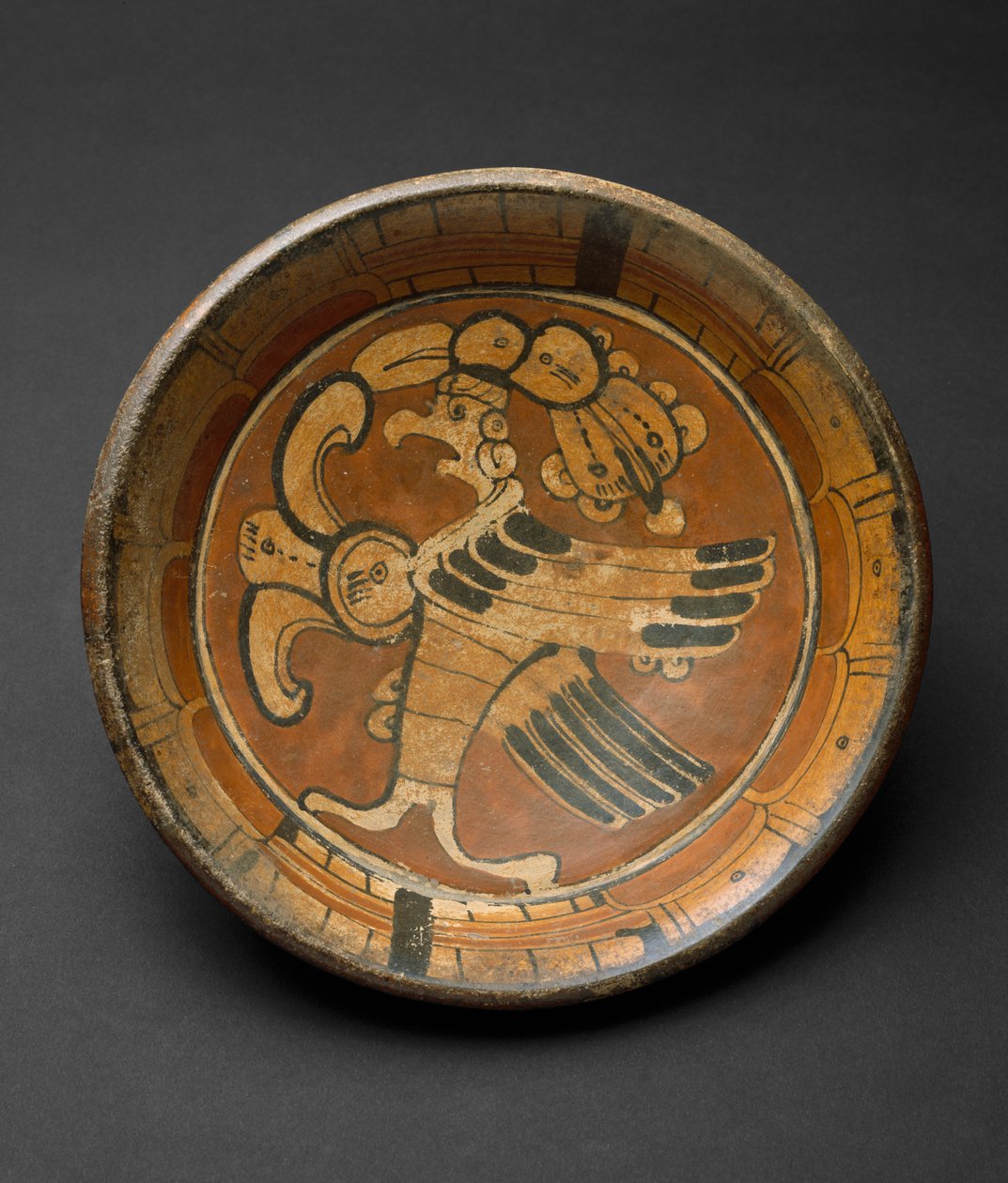 Stativplatta med Supernatural Bird, 550-800 AD (lergods med polykrom slipmålning) av Mayan Mayan