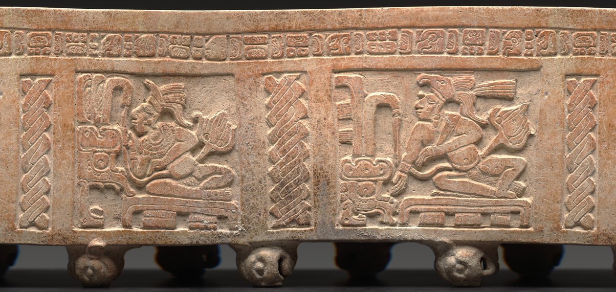 Tripodcylinder, skulpterad: tronande herre med glyfisk text, 650-900 e.Kr (keramik) av Mayan Mayan