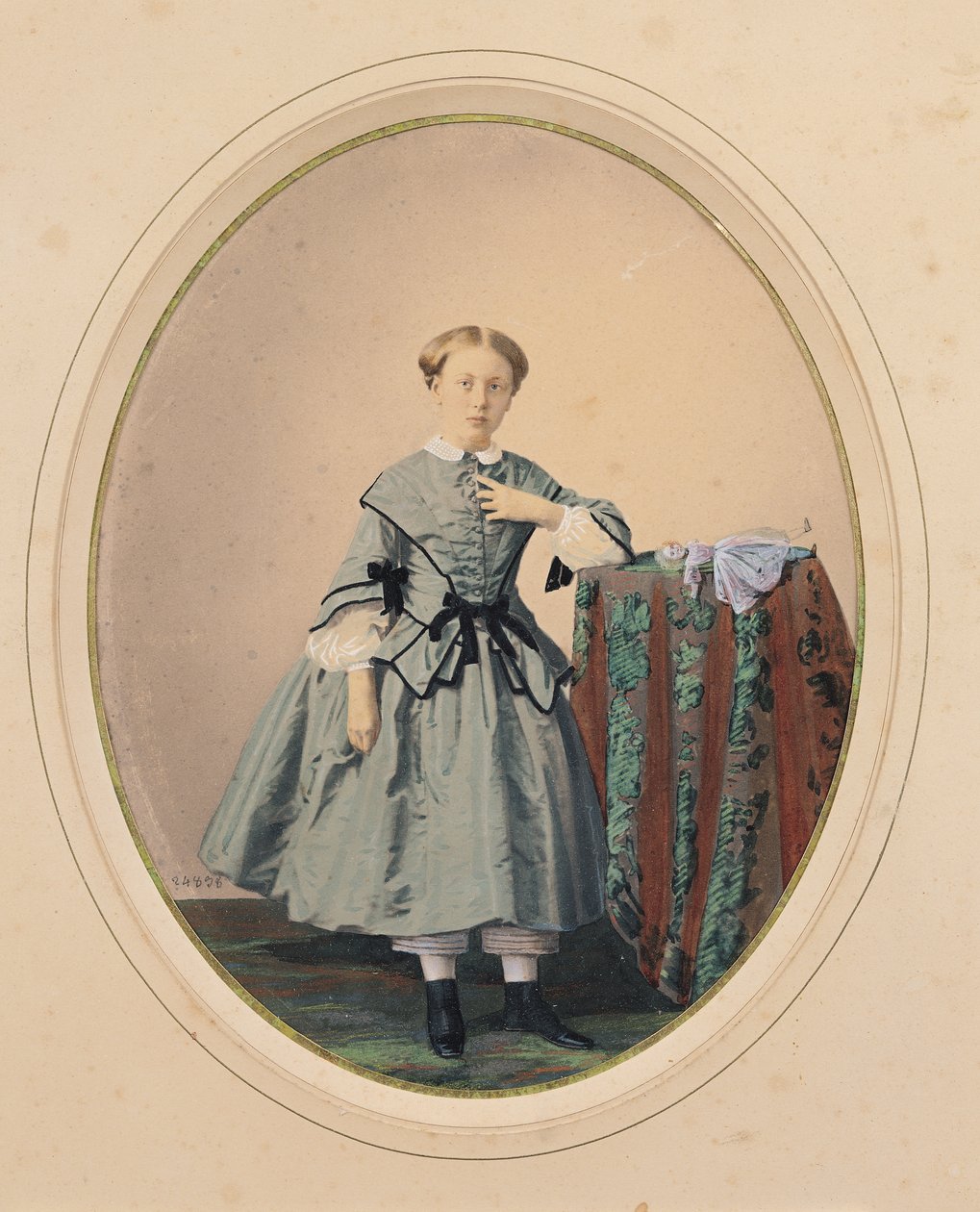 Porträtt av Madeleine de Malaret, en av Petites Filles-modellerna av grevinnan de Segur (färgad bild) av Mayer Freres