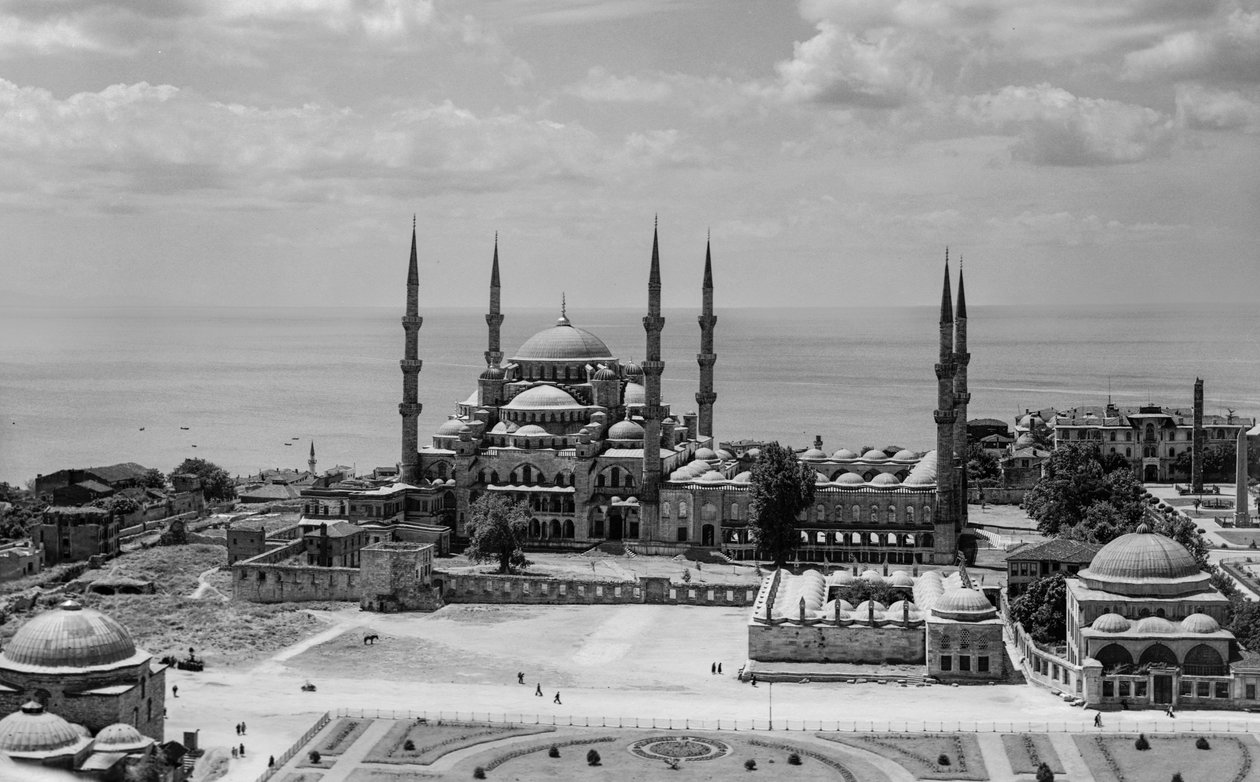 Flygfoto över Blå moskén i Istanbul, även kallad Sultan Ahmed-moskén, en historisk byggnad från den ottomanska eran... av Maynard Owen Williams