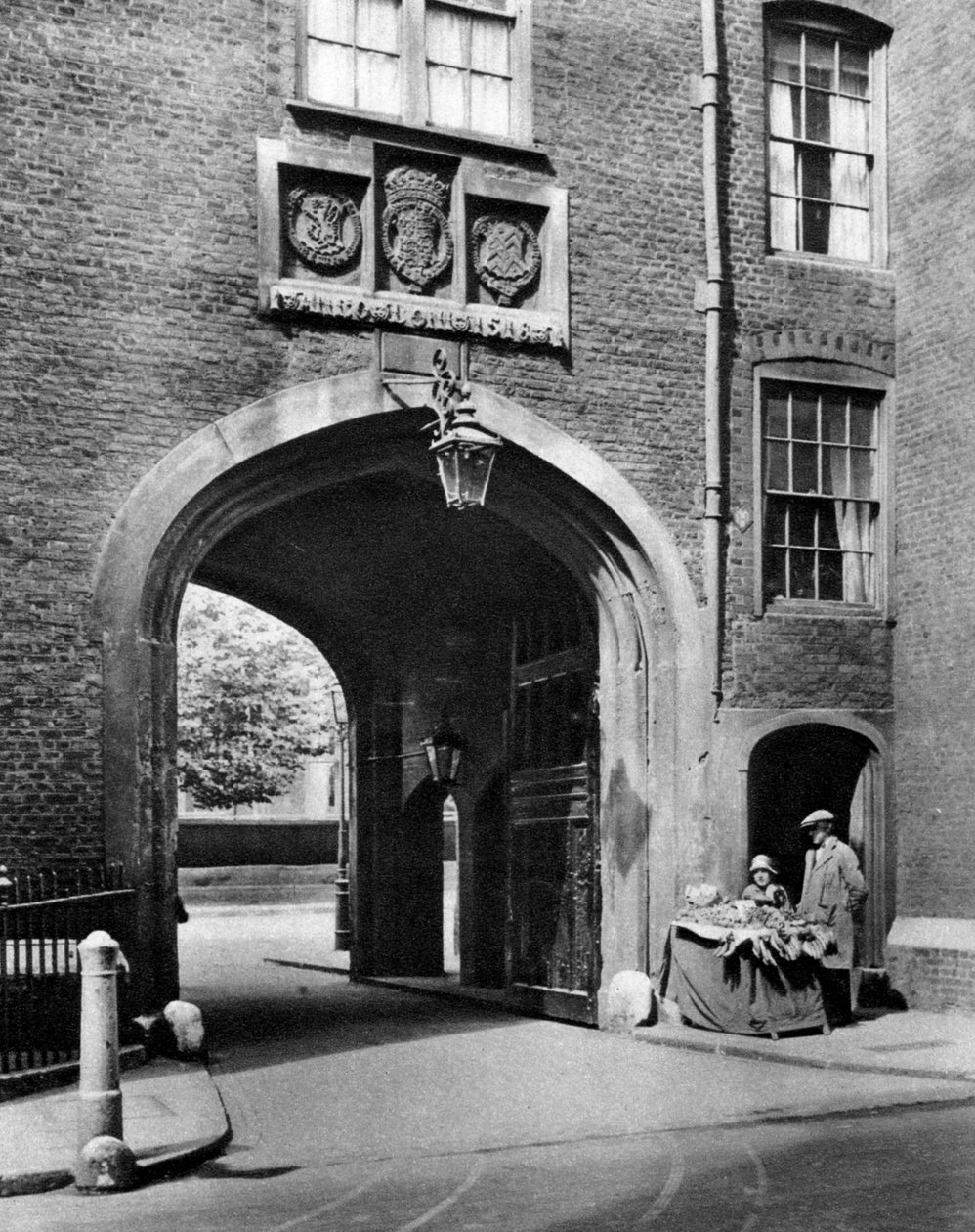 En Tudor-port som leder till Lincolns Inn från Chancery Lane, 1926-1927. av McLeish