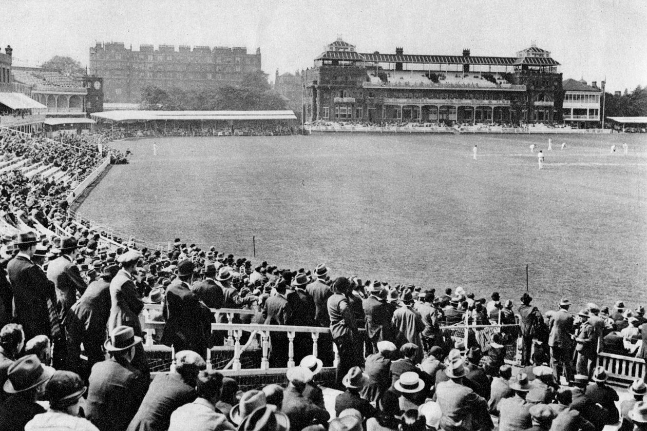 En cricketmatch, Lords cricketplan, London, 1926-1927. av McLeish