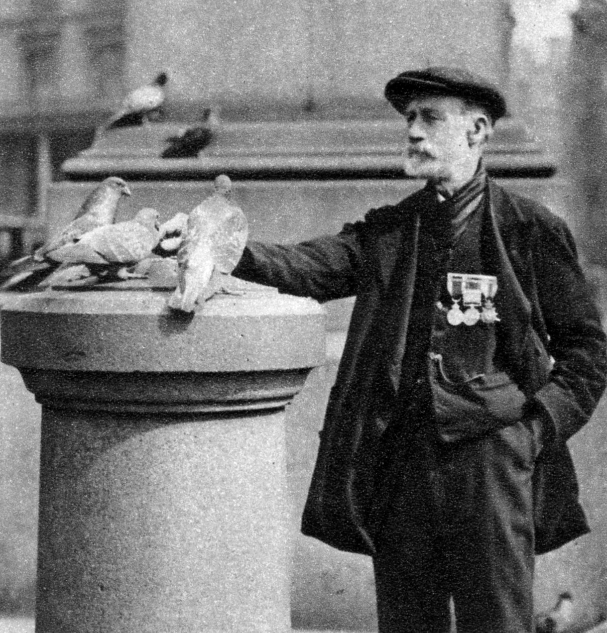 En gammal soldat med några duvor, Trafalgar Square, London, 1926-1927. av McLeish