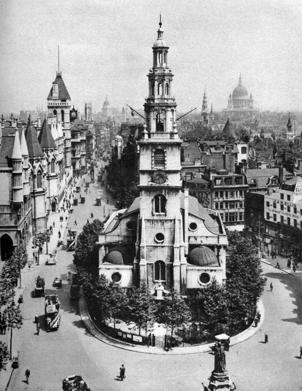 Church of St Clement Danes, Strand and Fleet Street från Australia House, London, 1926-1927. av McLeish