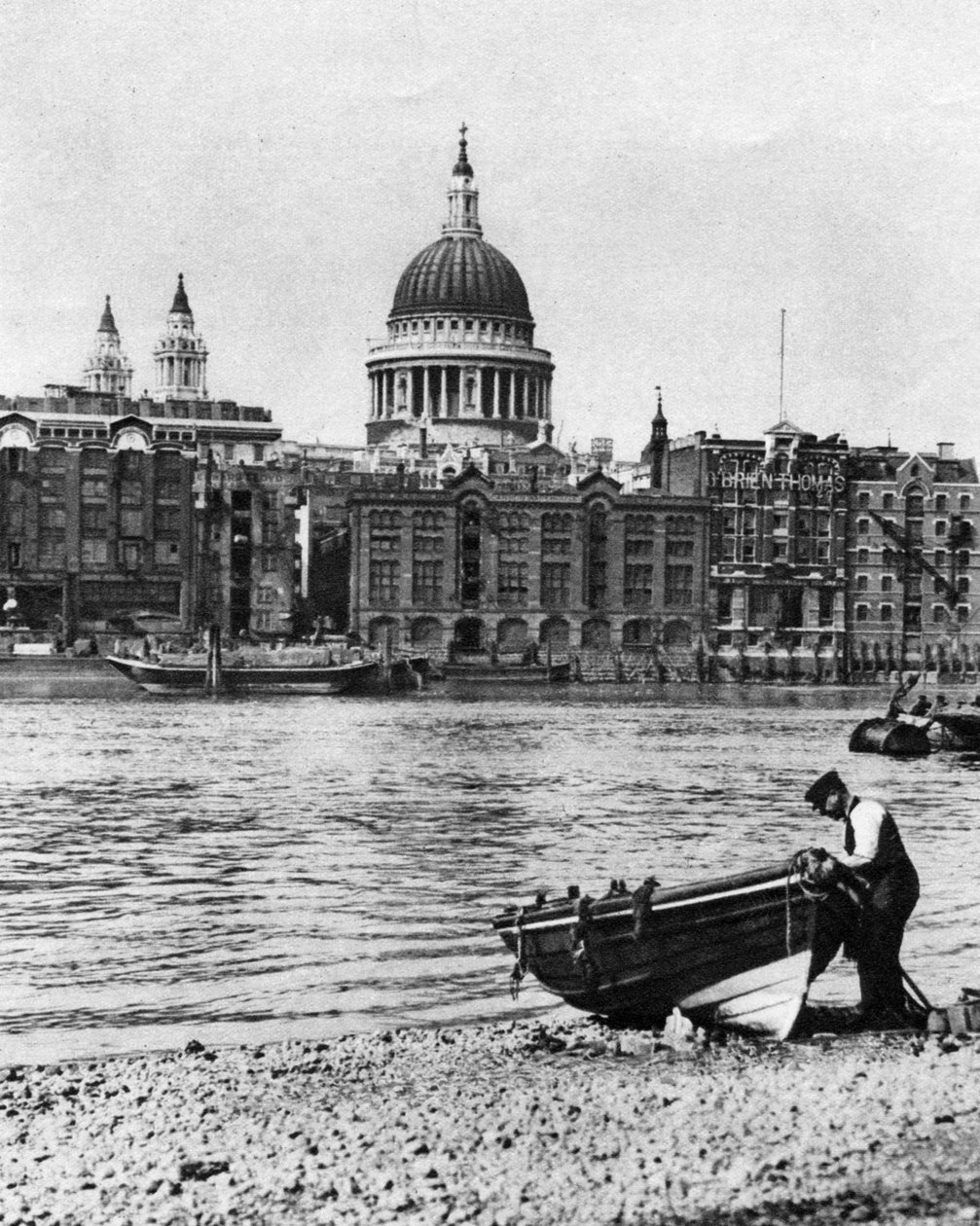 Thames Waterman och hans båt på stranden vid Bankside, London, 1926-1927 av McLeish