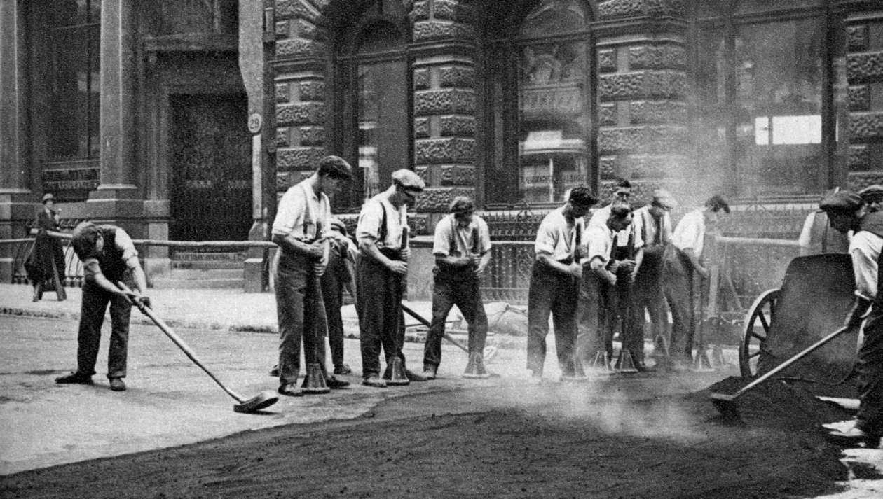 Arbetare som lägger tjära och asfalt i Cornhill, London, 1926-1927 av McLeish